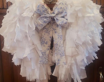 Ghirlanda con ali d'angelo in stile shabby chic: decorazione vintage in tessuto bianco