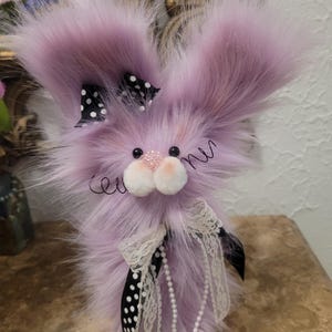 Lapin de Pâques Lapins énervés Lapin violet Fausse fourrure Décoration de Pâques Décoration de printemps Lapins fantaisistes de Pâques Ruban design Cadeau de Pâques Lavande
