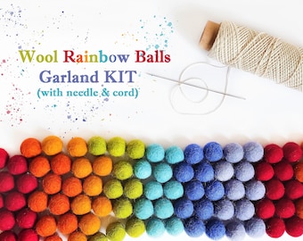 Puede incluir: Kit de guirnalda de bolas de lana arcoíris (con aguja y cordón). Un kit de guirnalda arcoíris con bolas de lana roja, naranja, amarilla, verde, azul y morada. El kit incluye una aguja y un cordón para enhebrar las bolas.