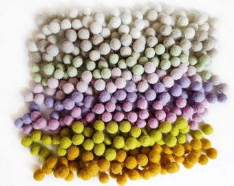 80 piezas de 1 cm (0,39 pulgadas) al por mayor bolas de fieltro de lana pompones de fieltro pompón de lana Gumball venta al por mayor cuentas de decoración artesanal a granel 1 cm (0,39 pulgadas)