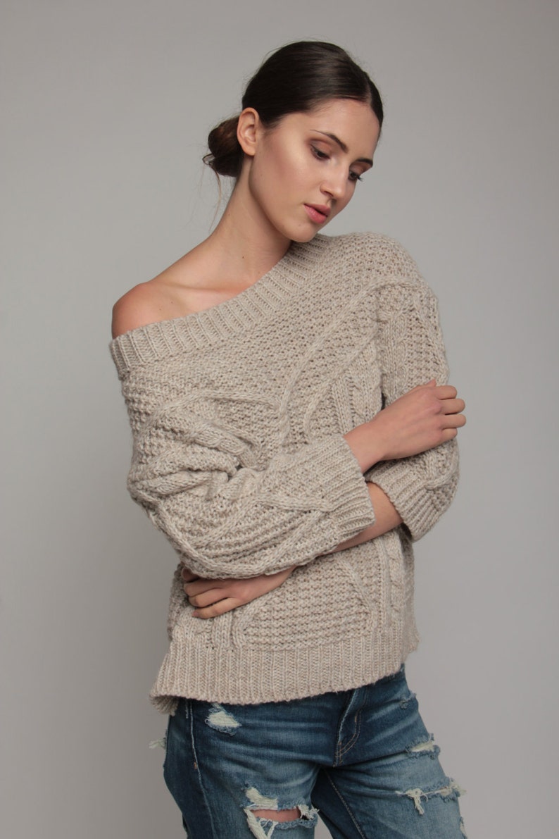Thick woolen sweater with a beautiful weave in beige.