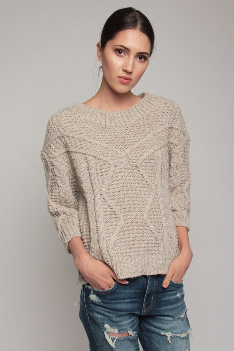 Thick woolen sweater with a beautiful weave in beige.