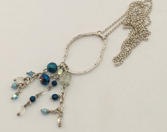Collar largo bohemio con borlas: aro de peltre y cadena de cuentas azules