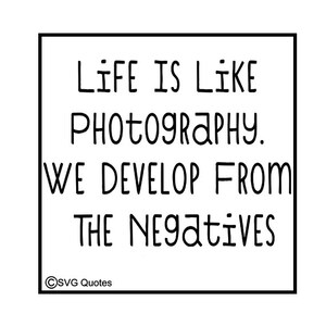 Puede incluir: Cita de tipografía en blanco y negro sobre un fondo blanco. La cita dice: "La vida es como la fotografía. Nos desarrollamos a partir de los negativos."