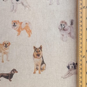 Puede incluir: Tela beige con un patrón repetido de varias razas de perros en estilo acuarela. Los perros están en diferentes poses y colores, sobre un fondo claro.