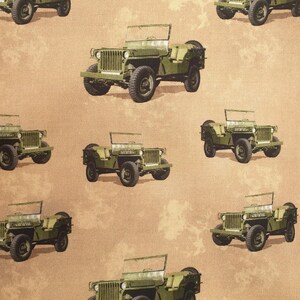 Könnte beinhalten: Stoff mit einem sich wiederholenden Muster aus olivgrünen Vintage-Militärjeeps auf beigem Hintergrund. Die Jeeps sind detailliert mit sichtbaren Reifen, Windschutzscheiben und Ersatzreifen. Das Design hat ein Vintage- und Militärthema.