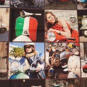 Puede incluir: Un panel de tela con un collage de scooters vintage en varios colores, incluyendo rojo, blanco, verde y azul. Algunas imágenes muestran personas con los scooters. El diseño tiene una estética retro con temática de viajes.