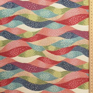 Può includere: Tessuto tessile con un motivo ondulato multicolore. Il design presenta bande alternate di rosso, rosa, blu, verde e beige, con alcune sezioni a pois. Il tessuto ha una trama tessuta.