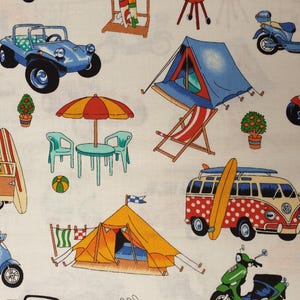 Puede incluir: Tela blanca con un patrón repetido de escenas de playa y camping. Las ilustraciones incluyen un buggy azul, una furgoneta roja y blanca con lunares con una tabla de surf, una tienda de campaña amarilla y un scooter azul.