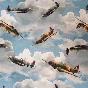 Puede incluir: Un patrón repetido de aviones militares vintage volando en un cielo azul nublado. Los aviones son verdes, marrones y tostados con detalles en rojo, blanco y azul.