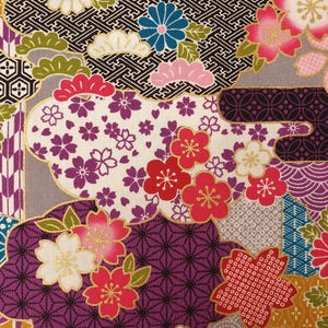 Könnte beinhalten: Nahaufnahme eines farbenfrohen Stoffes mit japanisch inspiriertem Blumendesign. Das Muster zeigt rosa, rote und weiße Kirschblüten, geometrische Formen und Wolkenmotive auf grauem Hintergrund. Der Stoff hat eine Mischung aus Texturen und Farben.