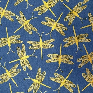 Tela de libélula Reino Unido 100% algodón Material Cuarto gordo Patchwork Animales Insectos Bichos Azul real Lunares dorados Alas Volando