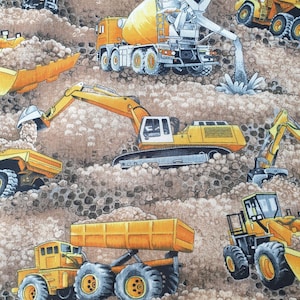 Peut inclure: Un motif de tissu représentant des engins de chantier jaunes, notamment des excavatrices, des camions-bennes et des bétonnières. Les véhicules sont illustrés travaillant sur un sol rocheux brun et texturé avec des tas de terre.