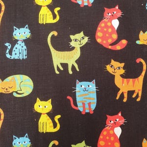 Tela con estampado de gatos, 100% algodón, procedente de un rollo de patchwork de 25 cm x 18 cm (10" x 7"), fondo negro, colores: amarillo, rojo, verde, azul, naranja.