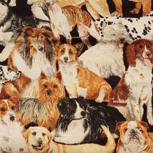 Puede incluir: Una tela con un patrón repetido de diferentes razas de perros en tonos de marrón, beige, negro y blanco. Los perros se muestran en varias poses, algunos de pie y otros tumbados. El fondo es negro.