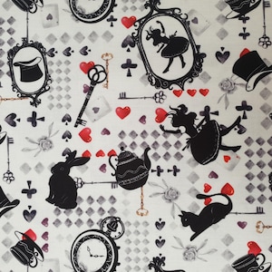 Tessuto Alice nel Paese delle Meraviglie UK Fat Quarter 20" x 22" o 50 cm x 56 cm 100% cotone cuori carte da gioco simboli coniglio gatto chiavi cappello a cilindro