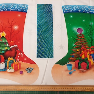 Peut inclure: Tissu de bas de Noël avec des motifs rouges et verts. Le bas rouge présente un kiwi, un sapin de Noël et des cadeaux. Le bas vert a un sapin de Noël, des cadeaux et un pingouin. Une bande de tissu bleu à motifs est au centre.