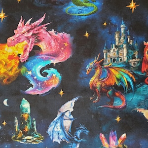 Peut inclure: Un tissu à thème fantastique avec des dragons colorés, des châteaux, des cristaux, des étoiles et des lunes sur un fond bleu foncé. Les dragons sont représentés dans diverses couleurs, dont le rose, l'orange, le bleu et le vert, certains crachant du feu.