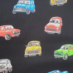 Peut inclure: Un fond noir avec un motif répété de voitures Mini Cooper colorées. Les voitures sont de différentes couleurs, notamment rouge, bleu, vert et jaune. Chaque voiture a une plaque d'immatriculation avec le texte "B20 CAR".
