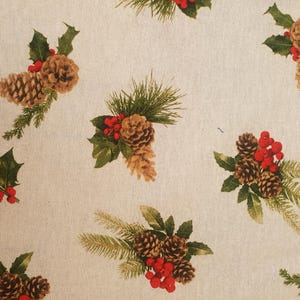 Könnte beinhalten: Cremefarbener Stoff mit einem sich wiederholenden Muster aus Tannenzapfen, Stechpalmenblättern und roten Beeren. Das Design zeigt detaillierte Illustrationen der natürlichen Elemente und schafft ein festliches, saisonales Thema. Ideal für Weihnachtsdekorationen.