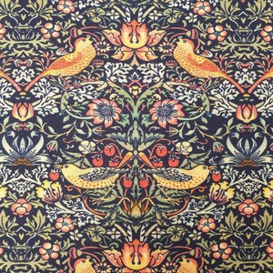 Könnte beinhalten: Ein Stoff mit einem sich wiederholenden Muster aus gelben Vögeln, orangefarbenen Blumen und grünem Blattwerk auf dunkelblauem Hintergrund. Das Design umfasst komplexe botanische Elemente, kleine rote Beeren und symmetrische Vogelmotive.
