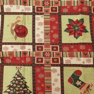 Könnte beinhalten: Ein gewebter Stoff mit einem Gittermuster aus abwechselnden roten und hellgrünen Quadraten. Das Design zeigt Weihnachtsmotive wie Tannenbäume, Weihnachtssterne, Strümpfe und Christbaumkugeln, akzentuiert durch weiße Schneeflocken und kleine Herzen.