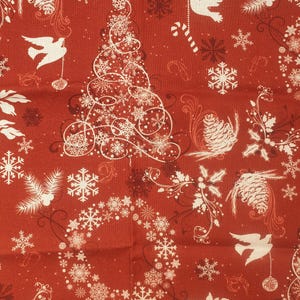 Könnte beinhalten: Roter Stoff mit Weihnachtsmotiv und weißen und dunkelroten Illustrationen. Das Design umfasst einen Weihnachtsbaum, Schneeflocken, Tauben, Tannenzapfen, Stechpalmen und Zuckerstangen. Geeignet für Weihnachtsdekorationen.