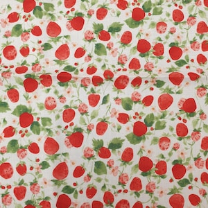 Puede incluir: Tela blanca con un patrón repetido de fresas rojas, hojas verdes y pequeñas flores rosas. Las fresas varían en tamaño y están dispersas por la tela. El diseño tiene un aspecto natural y veraniego.