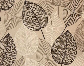 Könnte beinhalten: Nahaufnahme eines Stoffes mit sich wiederholendem Blattmuster. Die Blätter sind in Schwarz, Weiß und Grau gehalten, mit detaillierten Aderdesigns. Der Hintergrund ist ein neutrales Beige, was eine natürliche, organische Ästhetik erzeugt.