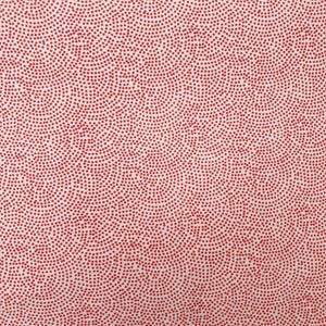 Könnte beinhalten: Ein Textilstoff mit einem dichten, sich wiederholenden Muster aus kleinen roten Punkten, die in geschwungenen, wellenartigen Linien auf einem einfarbigen weißen Hintergrund angeordnet sind. Die Punkte sind gleichmäßig verteilt und erzeugen eine konsistente Textur.