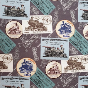 Op de afbeelding: Een herhalend patroon met vintage treinillustraties, tickets en tekst op een donkergrijze achtergrond. Het ontwerp omvat stoomlocomotieven, kaartjes en cirkelvormige emblemen met treinbeelden. Het kleurenpalet bestaat uit grijs, blauw en bruin.