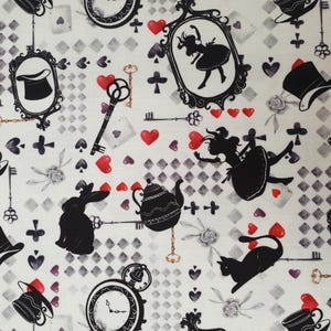 Alice im Wunderland Stoff UK 100% Baumwolle Meterware Patchwork Herzen Spielkarten Kaninchen Katze Spiegeluhren