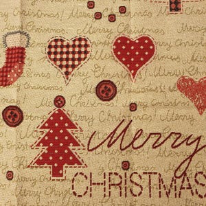 Può includere: Un tessuto beige con un motivo ripetuto di alberi di Natale, cuori, calze e bottoni rossi. Il testo Merry Christmas è stampato in un carattere rosso scuro, sia in corsivo che in stampatello, distribuito su tutta la superficie del tessuto.