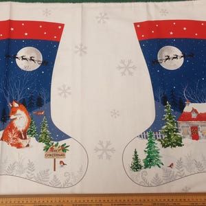 以下が含まれることがあります： クリスマスの靴下の生地で、冬のシーンが描かれています。片方の靴下にはキツネ、もう片方にはコテージが描かれており、どちらもサンタのそりのある星空の下にあります。上部は赤い星、背景は白い雪の結晶です。