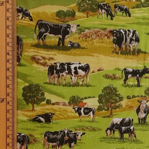 Puede incluir: Tela con una escena pastoral que presenta vacas blancas y negras pastando en un campo verde con árboles y casas pequeñas. La tela tiene un patrón repetido de vacas y un paisaje rural.