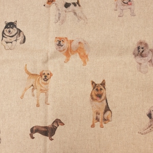 Könnte beinhalten: Ein beigefarbener Stoff mit einem sich wiederholenden Muster aus verschiedenen Hunderassen, darunter ein Deutscher Schäferhund, ein Labrador Retriever, ein Dackel, ein Pudel, eine Bulldogge und ein Chow-Chow, alle in realistischen Farben.