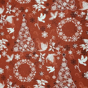 Könnte beinhalten: Roter Stoff mit einem sich wiederholenden Weihnachtsmuster. Das Design umfasst weiße Schneeflocken, Weihnachtsbäume, Tauben und Kränze. Der Stoff zeigt auch Tannenzapfen und Weihnachtsstern. Ein Lineal ist sichtbar.