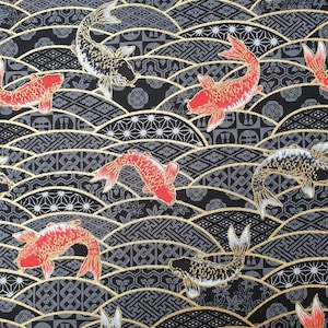 Könnte beinhalten: Ein schwarzer Stoff mit einem sich wiederholenden Muster aus roten und schwarzen Koi-Fischen, die zwischen gold umrandeten Wellenmotiven schwimmen. Der Hintergrund zeigt komplexe geometrische Formen und traditionelle Muster in Grau- und Schwarztönen mit goldenen Akzenten.