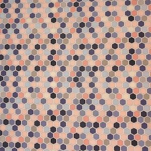 Peut inclure: Un tissu avec un motif répétitif d'hexagones multicolores. Les hexagones sont dans des tons de rose, de bleu, de gris et de noir, créant un design géométrique. Le tissu a un aspect doux et texturé.