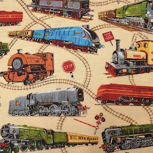 Könnte beinhalten: Ein beigefarbener Stoff mit einem sich wiederholenden Muster aus verschiedenen Dampflokomotiven in Rot, Blau, Grün und Grau. Das Design umfasst geschwungene Bahngleise, rote Stoppschilder und Schilder mit dem schwarzen Text Look For Trains.