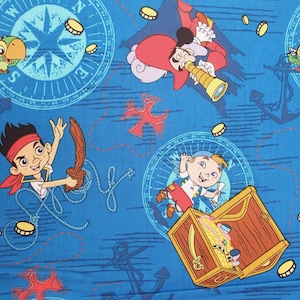 Può includere: Tessuto blu con un motivo ripetuto di pirati dei cartoni animati, forzieri del tesoro, bussole e monete d'oro. I pirati indossano bandane rosse e tengono spade e mappe del tesoro. Il tessuto è perfetto per progetti di artigianato, quilting e arredamento della casa.