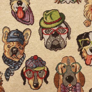 Peut inclure: Un tissu de tapisserie avec un motif répété de chiens portant divers accessoires. Les chiens sont représentés dans un style cartoon avec différentes races, couleurs et expressions. Certains chiens portent des chapeaux, des lunettes et des nœuds papillon.