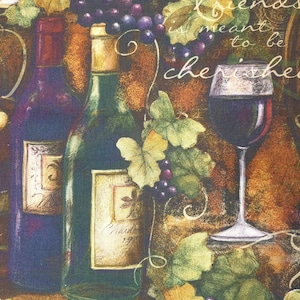 Puede incluir: Una imagen de bodegón con temática de vino. Dos botellas de vino, una con una etiqueta morada y otra con una etiqueta verde, están sobre una mesa con una copa de vino tinto. El fondo es de color marrón y dorado con uvas y vides.