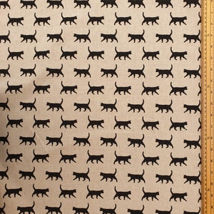 Può includere: Tessuto beige con un motivo ripetuto di sagome di gatti neri. I gatti sono raffigurati in posizione di camminata, creando un design giocoso. Adatto a vari progetti di cucito e artigianato.