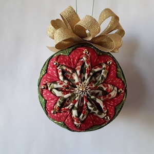 Holly Bloom Weihnachten gesteppte Ornament
