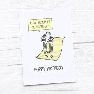 Cartão de feliz aniversario | Presente de aniversário engraçado | Cartão retrô | Garoto dos anos 90 | Cartão de aniversário Nerdy de <br> Entrega Rápida? Assistente de escritório Clippy