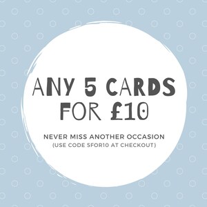 Op de afbeelding: Een witte cirkel op een blauwe achtergrond met witte stippen. De cirkel bevat de tekst "ANY 5 CARDS FOR &pound;10" in zwart. Onder de tekst staat de zin "NEVER MISS ANOTHER OCCASION (USE CODE 5FOR10 AT CHECKOUT)" in kleinere zwarte letters.