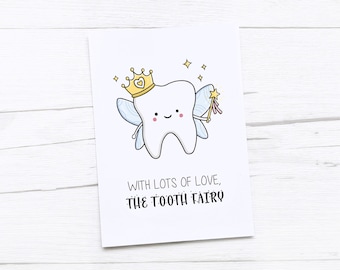 Może przedstawiać: Biały ząb z koroną, skrzydłami i różdżką, z tekstem "WITH LOTS OF LOVE, THE TOOTH FAIRY".