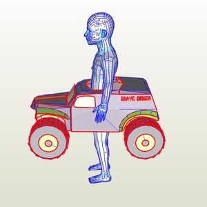 Pu&ograve; includere: Vista laterale di una figura a filo metallico in piedi all'interno di un monster truck grigio e nero. Il camion ha grandi ruote rosse e il testo "BRAVE DRIVER" sul lato.