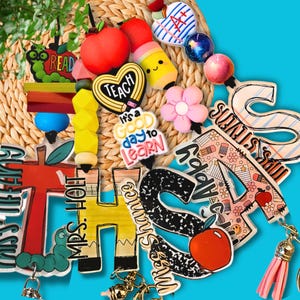 Tour de cou personnalisé pour professeur - Porte-cartes d'identité en perles sur le thème de l'école - Tour de cou élégant et tendance - Joli cadeau de rentrée scolaire pour éducateur